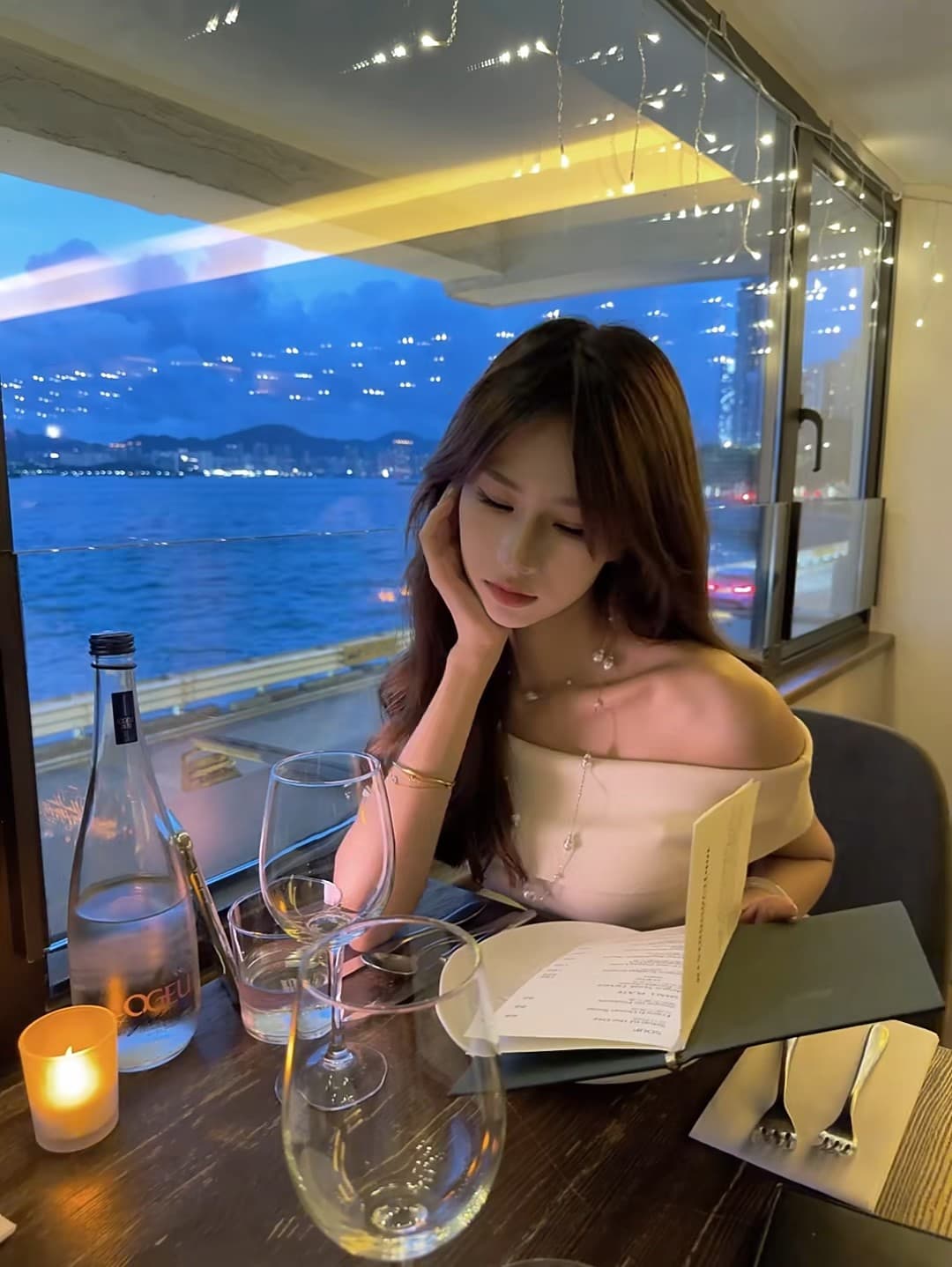 傍晚在尖沙咀的船餐厅,海风里看维港灯火亮了✨封面图