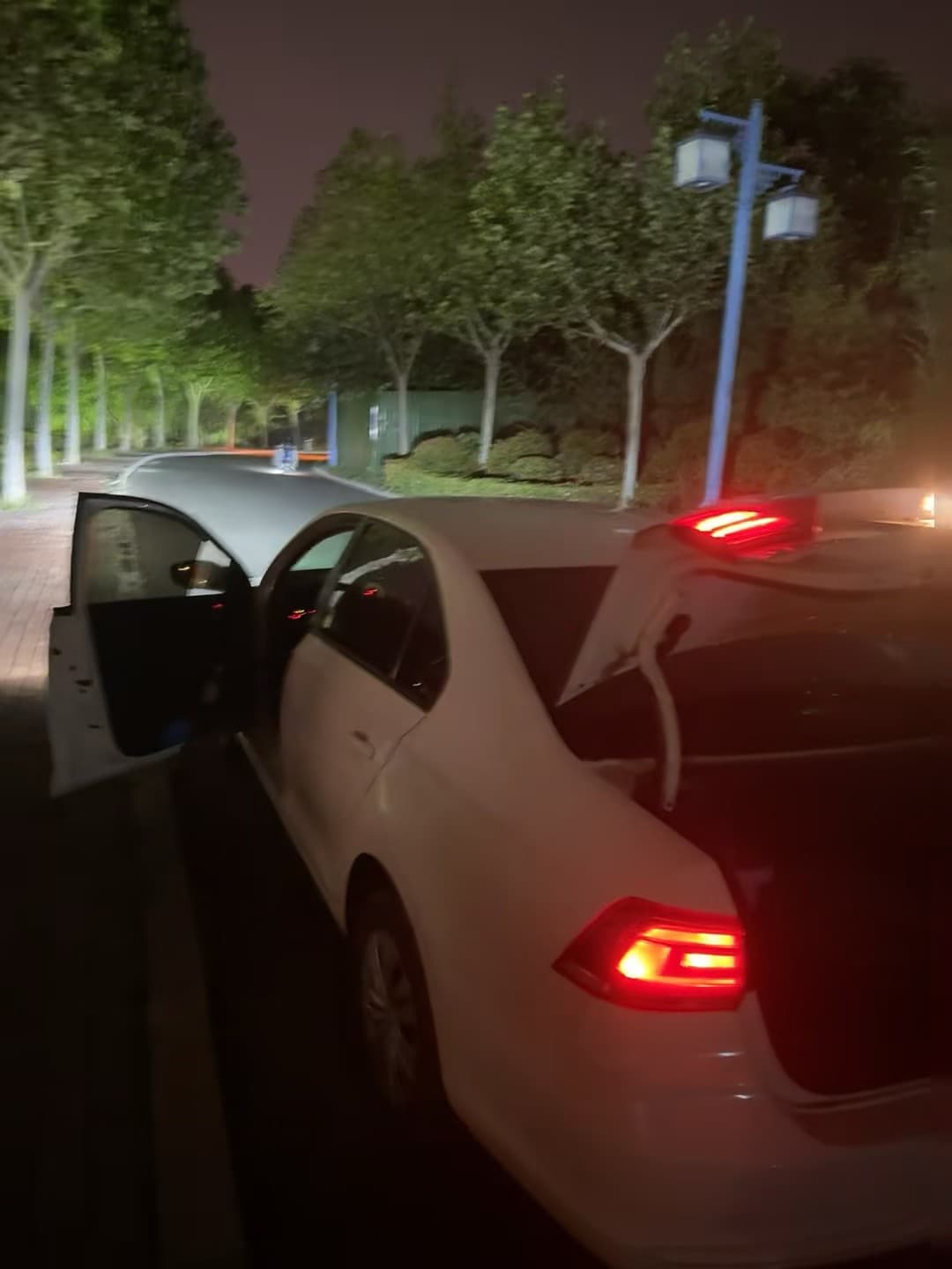 深夜停车小插曲:车门自己开了一半,尾灯还亮着…今晚的‘自动泊车’有点超前封面图