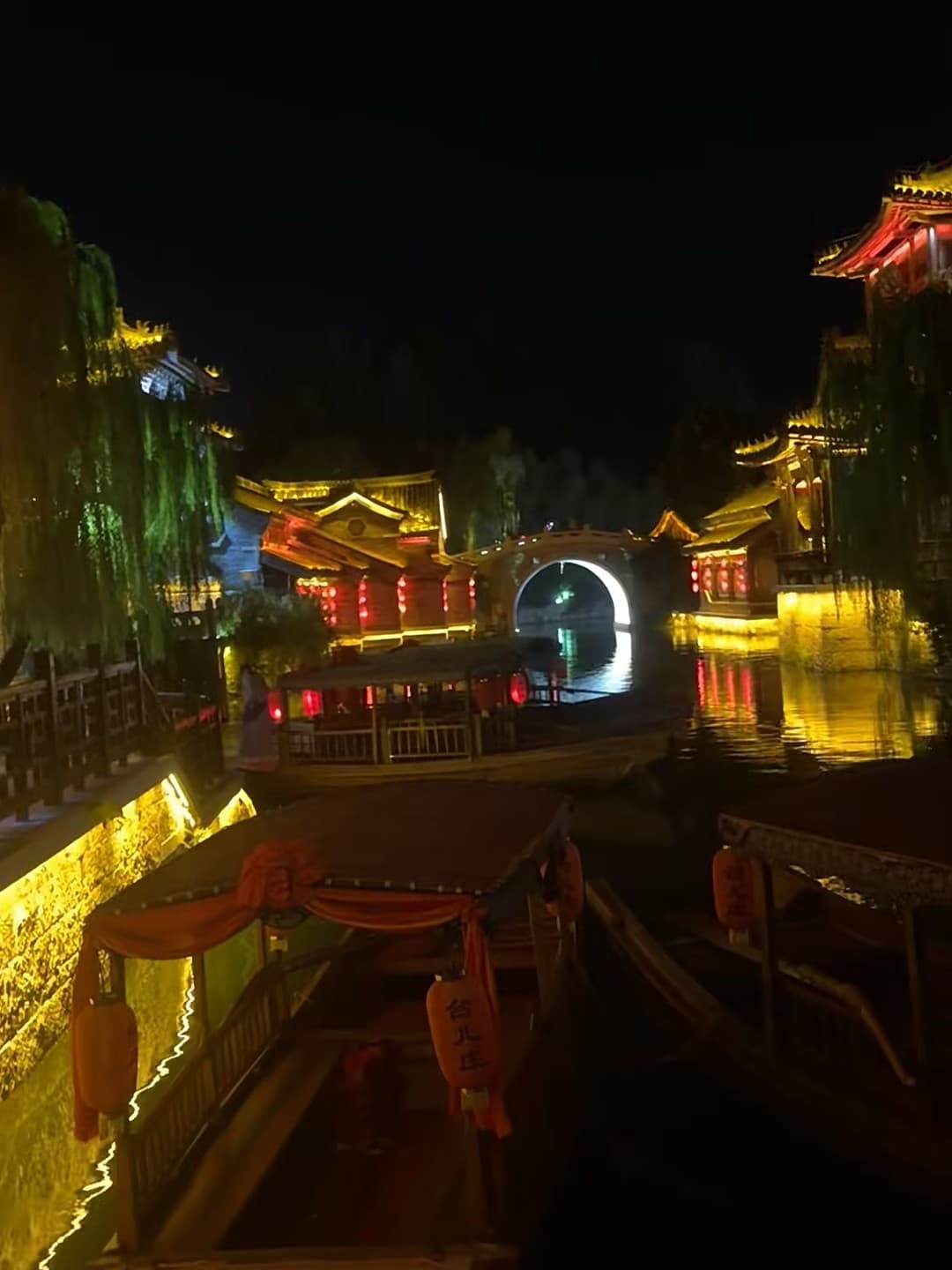 夜游小桥流水,误入古风幻境 🌃 今天在老城河畔晃悠,差点以为自己坐上了《清明上河图》的船封面图