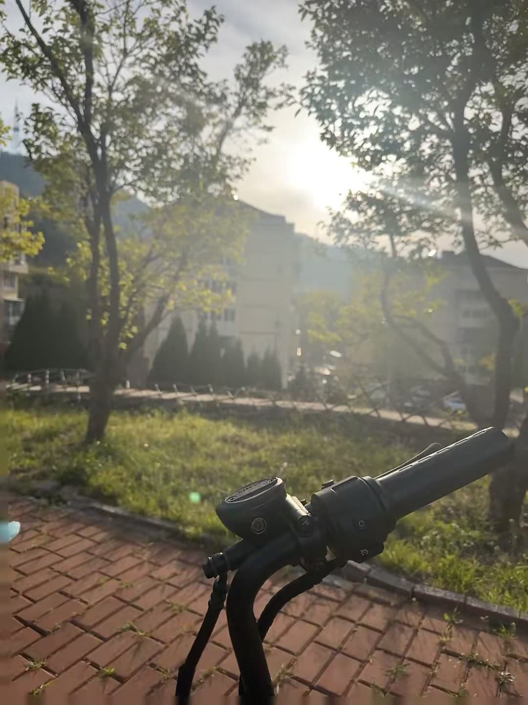 晨光里的电车把手,今天在老城边的砖路上晃悠封面图