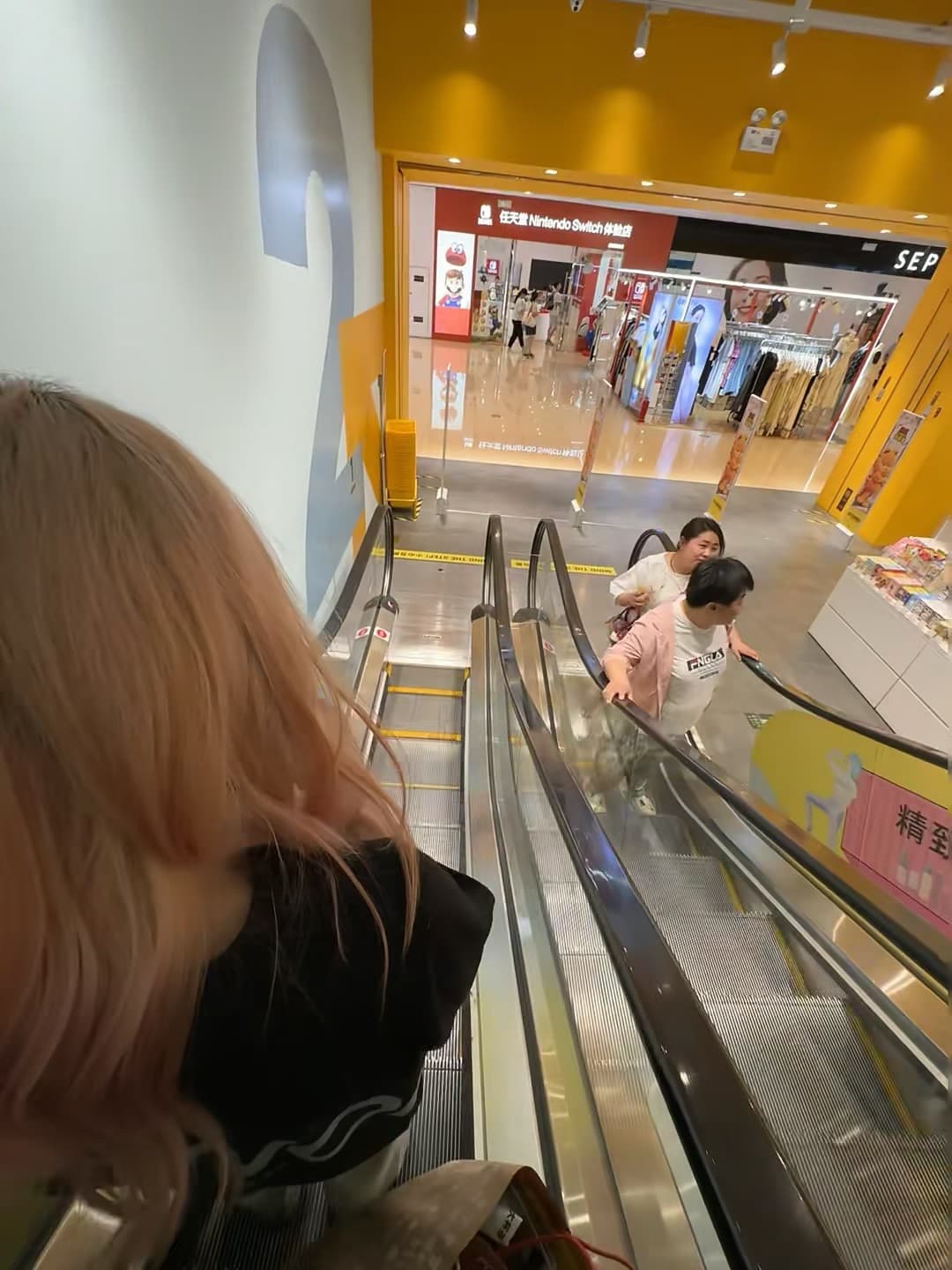 扶梯上偶遇两位阿姨,一个在看手机一个在看我… 🤔封面图
