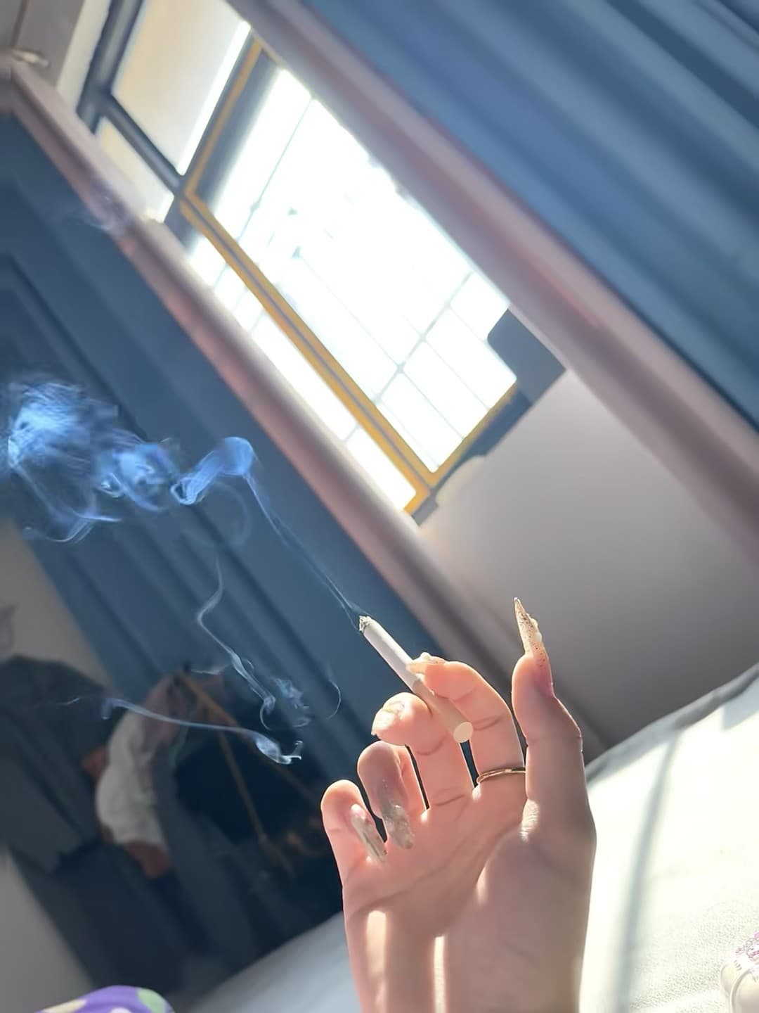 下午三点的烟,和窗边晃动的光,像在偷懒的电影片段封面图