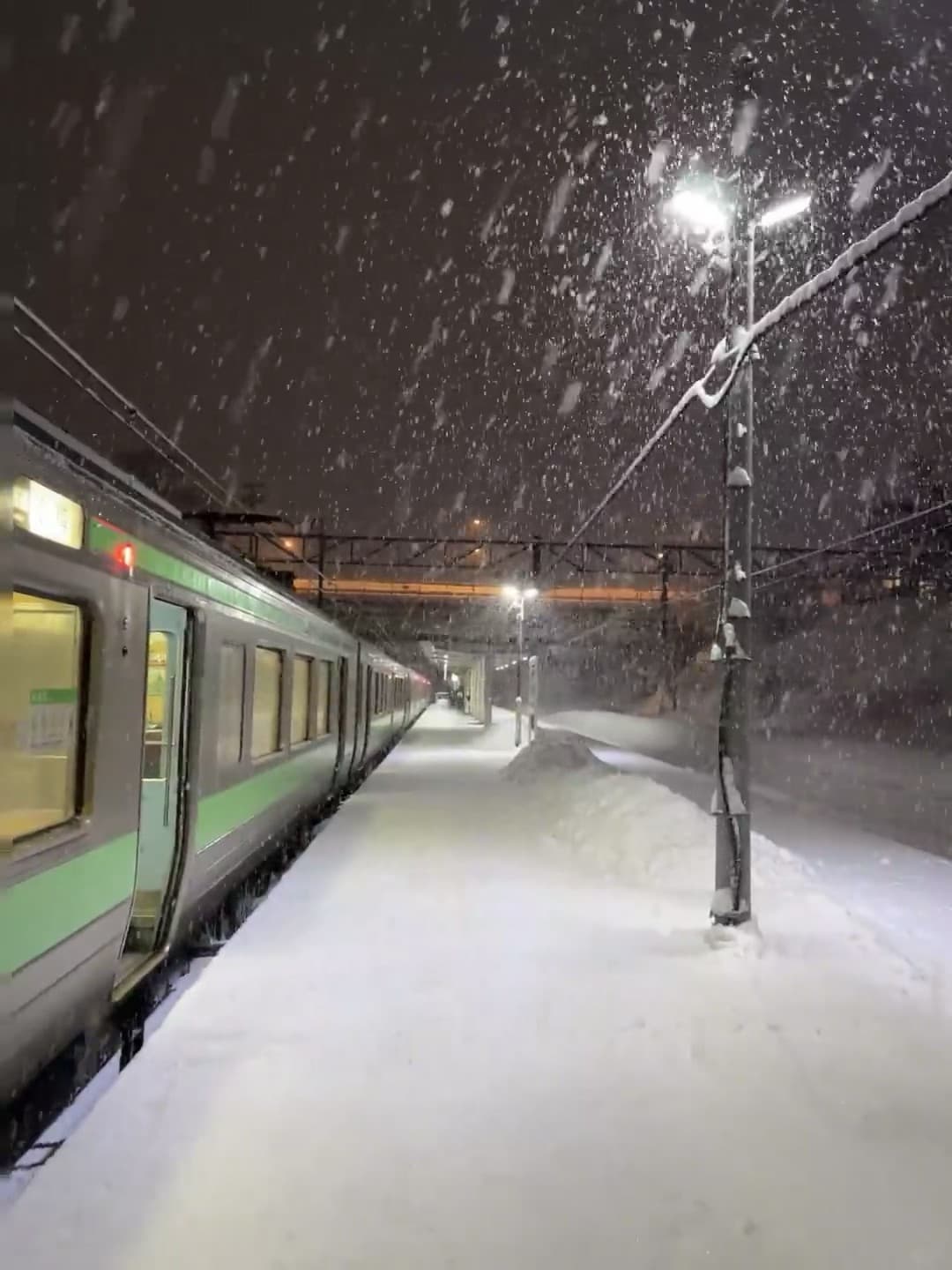 雪夜电车停靠站,像电影里偷拍的片段❄️封面图