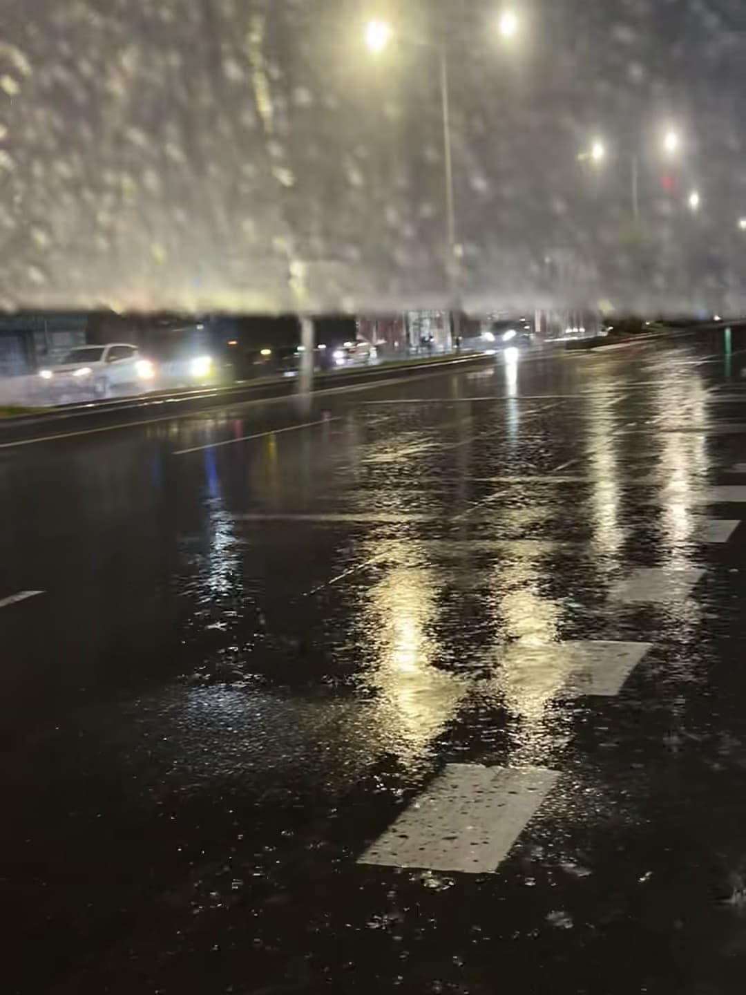 雨夜通勤,路灯在水洼里碎成一片光斑✨封面图