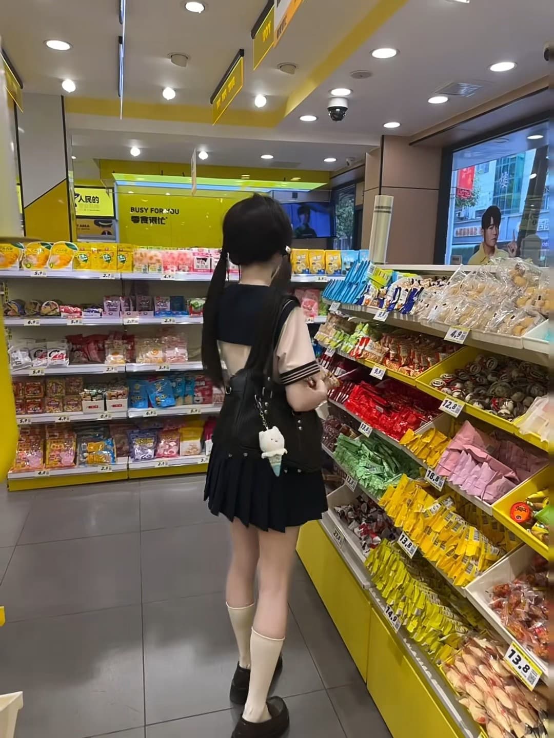 超市偶遇穿水手服的甜妹,货架前秒变韩剧现场封面图