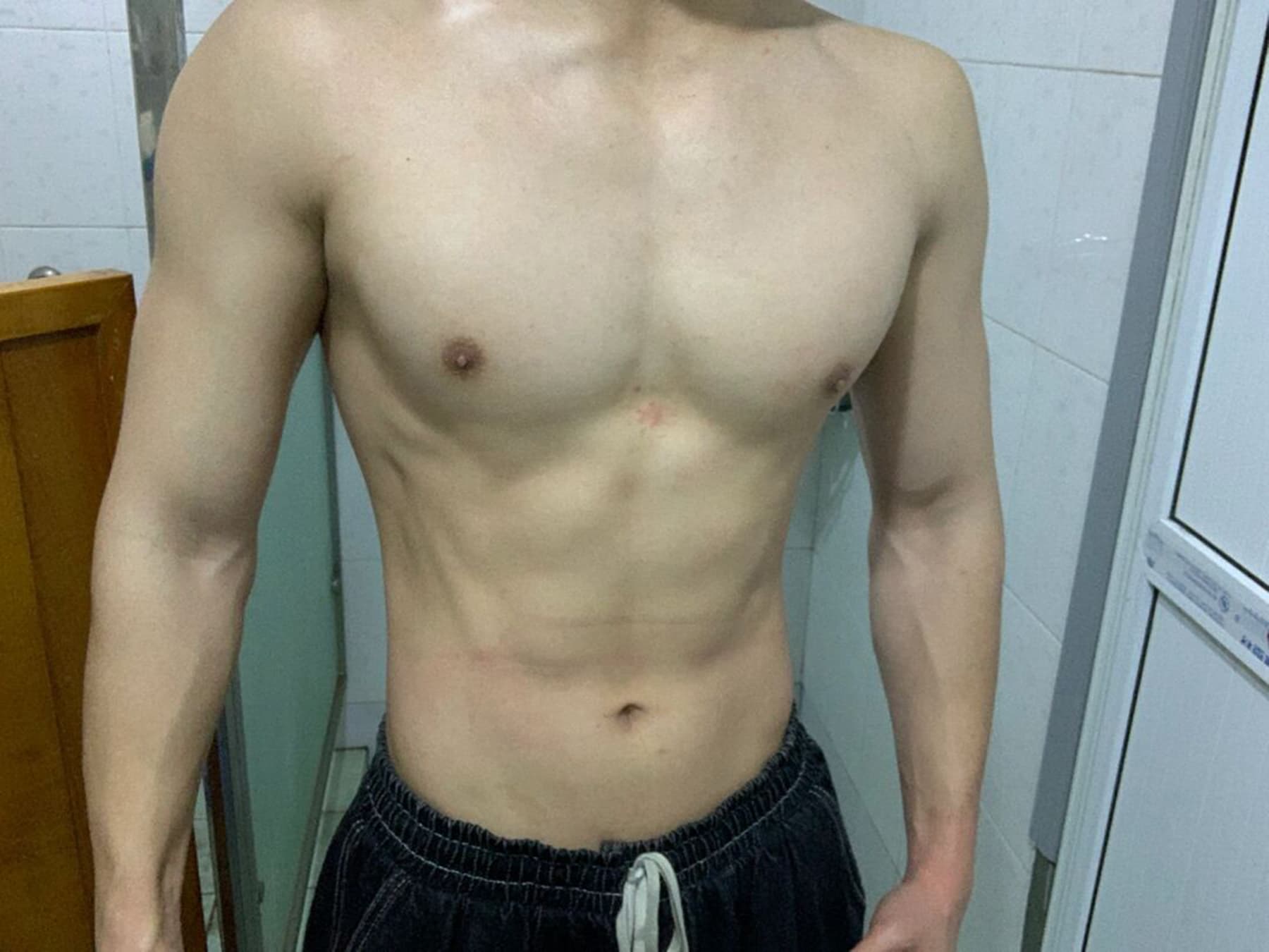 今天在浴室练完背,顺手拍了张照——这腹肌是上周偷吃三明治的代价吗?封面图