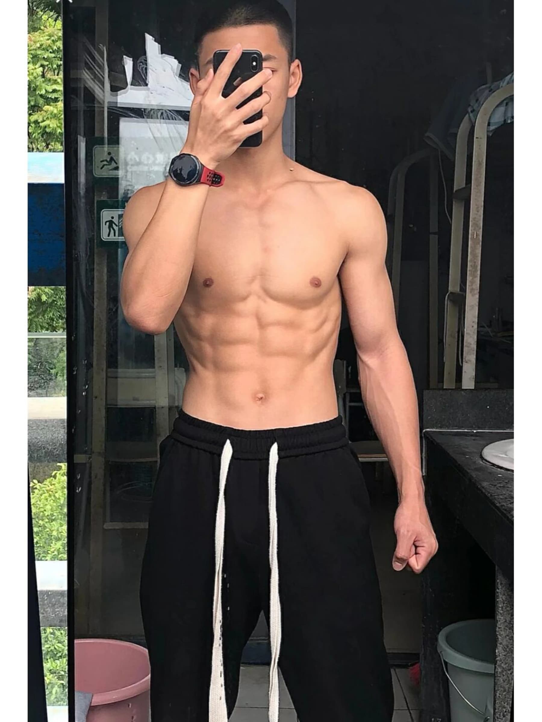{ "title": "练完去喝杯冰美式,手臂还带着泵感", "body": "今天在健身房把核心和背练到快抽筋封面图