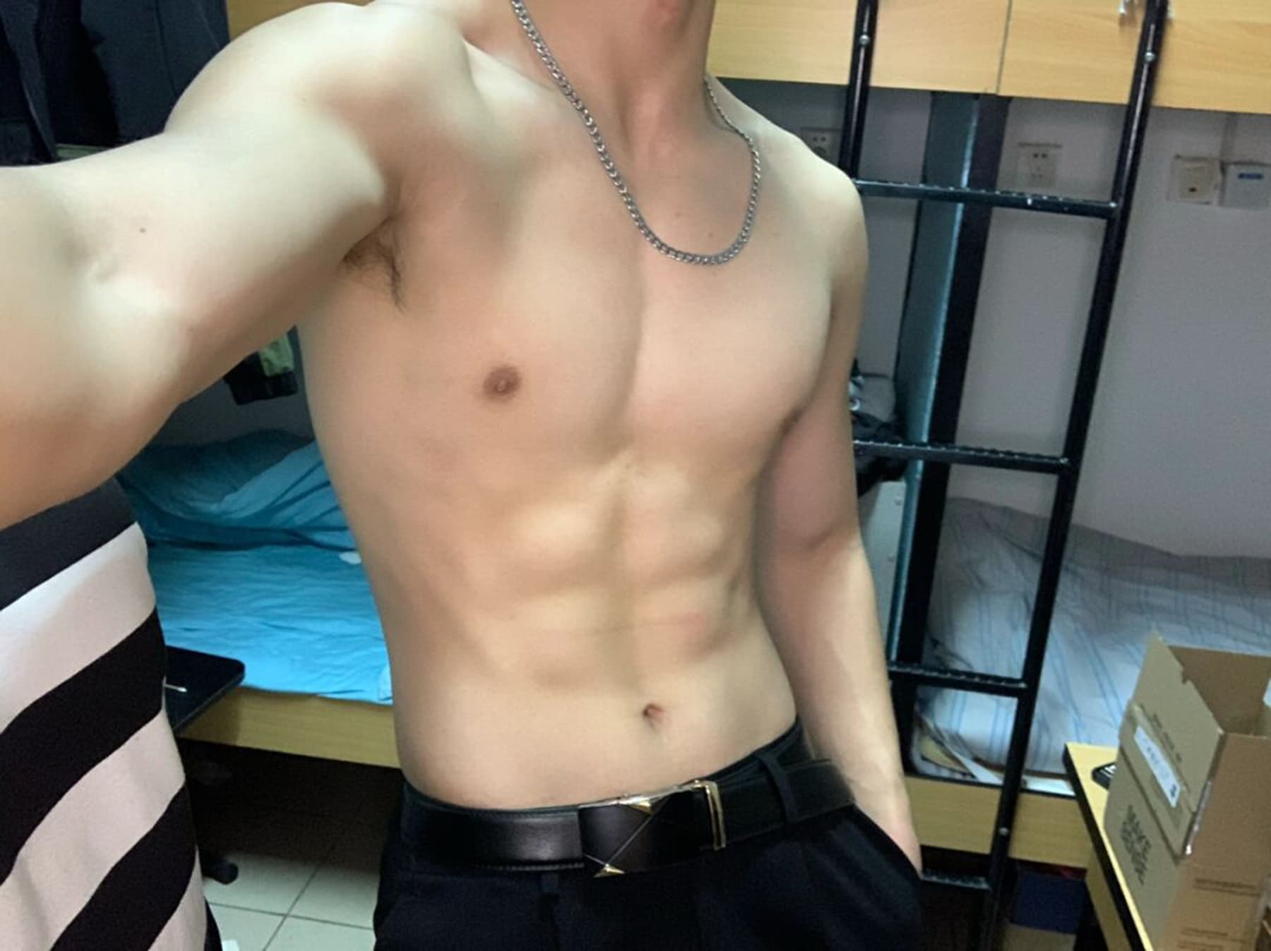 今天在宿舍练完背,顺手拍了张‘战利品’——这腹肌是昨夜泡面+50个卷腹换来的封面图