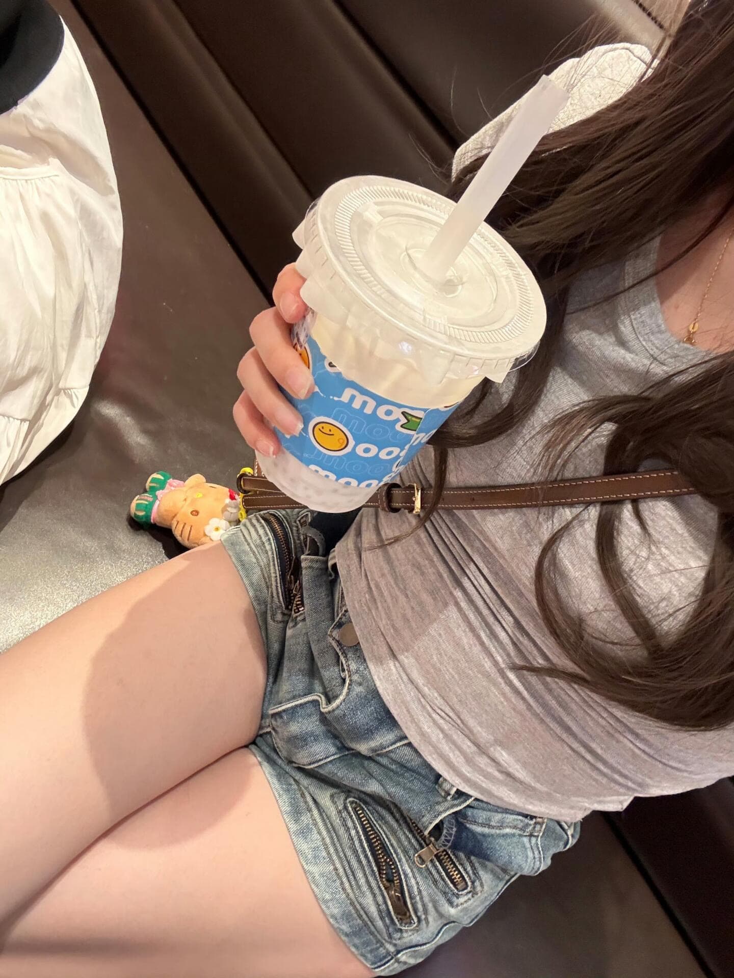 下午茶时间到~奶茶配牛仔短裤,今天在咖啡店偷懒了封面图