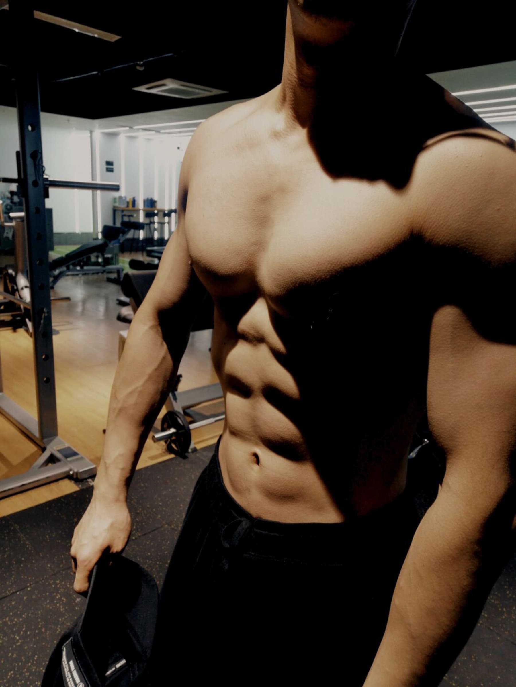 健身后在 Gym 偷偷拍了下自己——这光,绝了封面图
