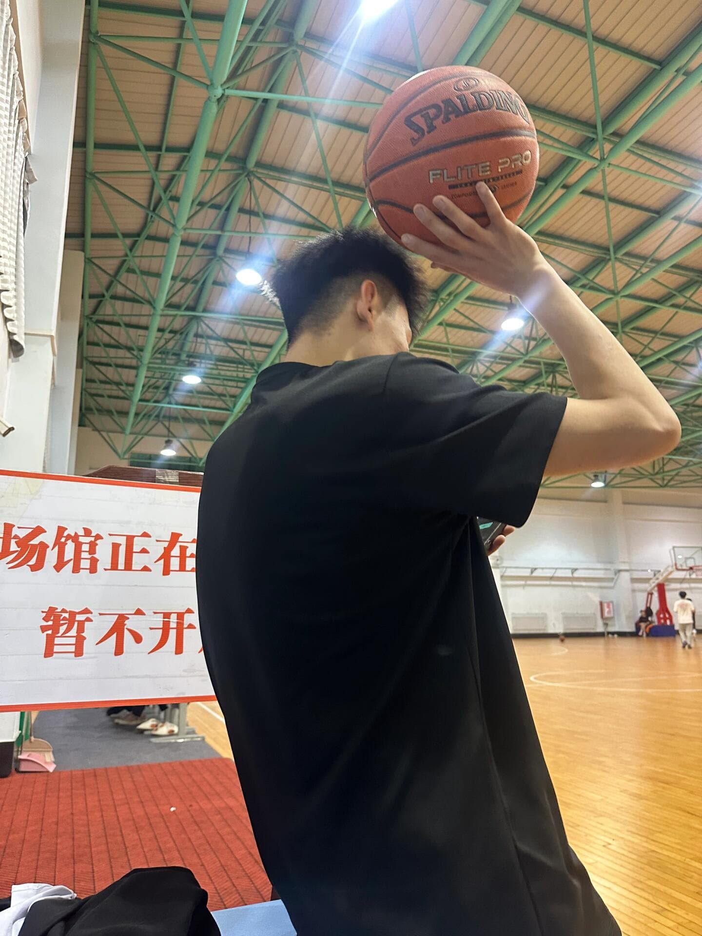 下班后溜进空球场,顺手捡了颗Spalding练投篮 😅封面图