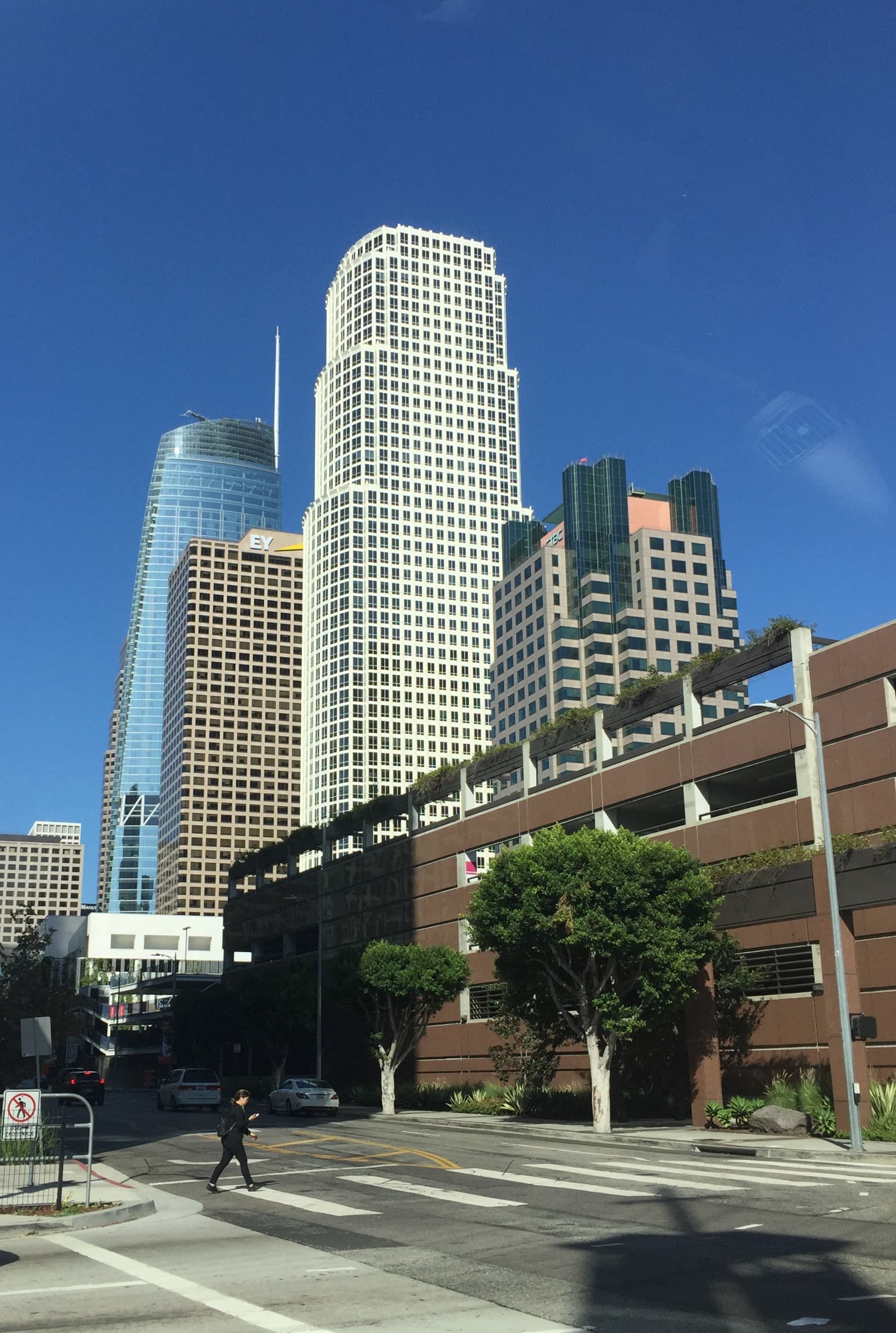今天在LA downtown路口被这组天际线击中了…老白楼还是那么稳,旁边新玻璃塔闪得我眼晕封面图