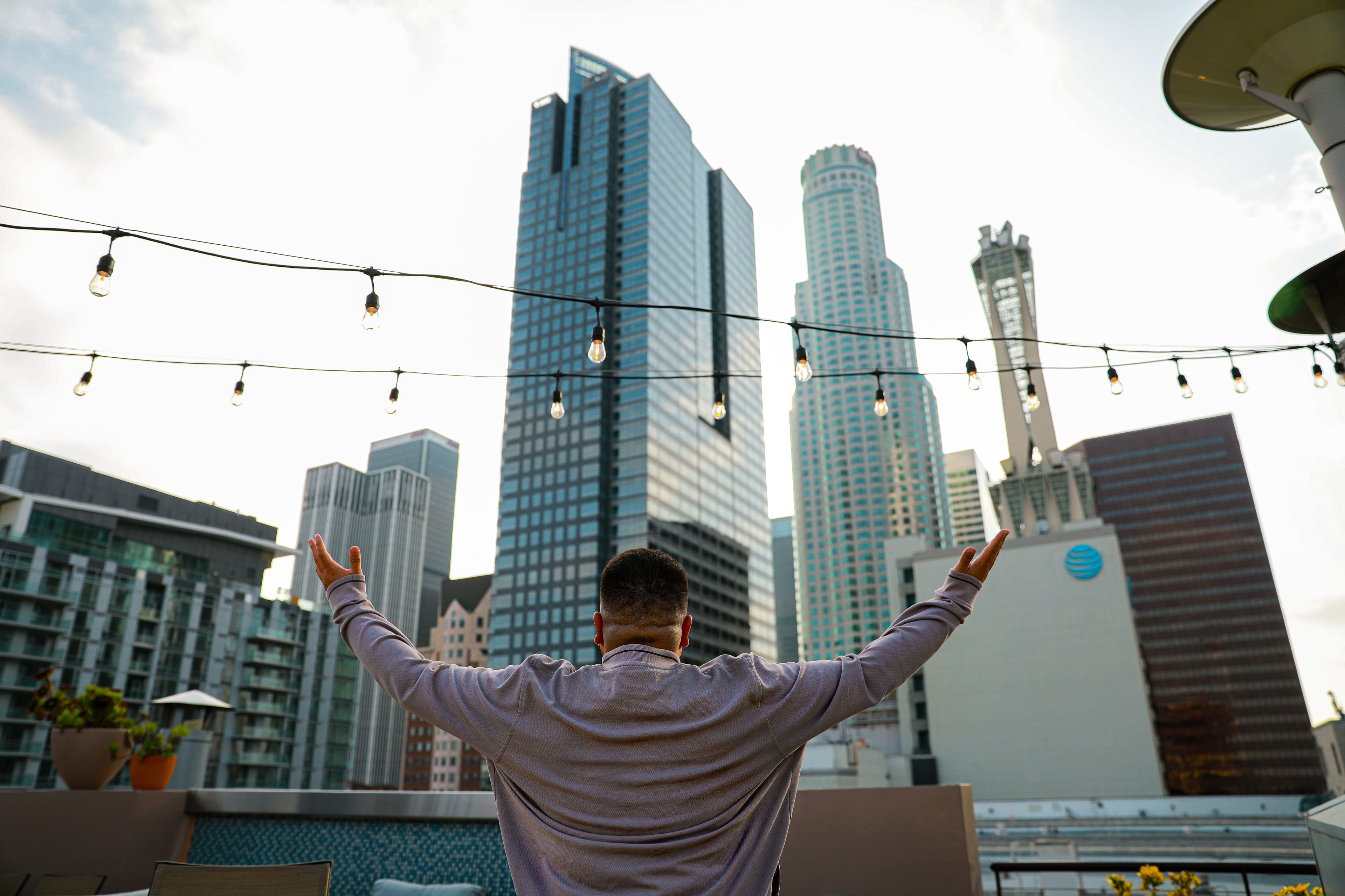 rooftop 伸个懒腰,LA 的天光终于肯亮了封面图