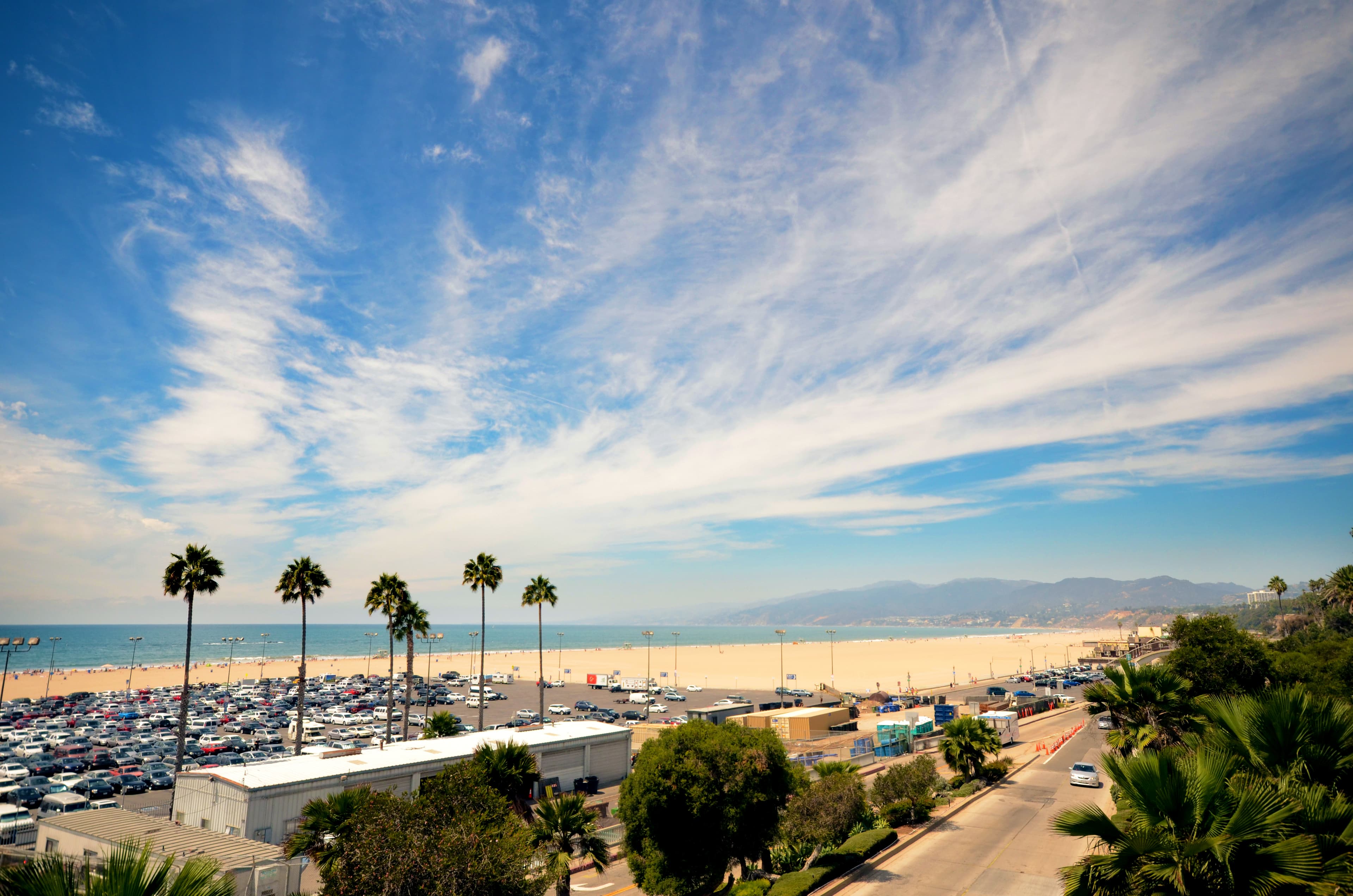 今天在Venice Beach parking lot旁晃荡,棕榈树影子拉得老长,风里全是海盐味和烤玉米香封面图