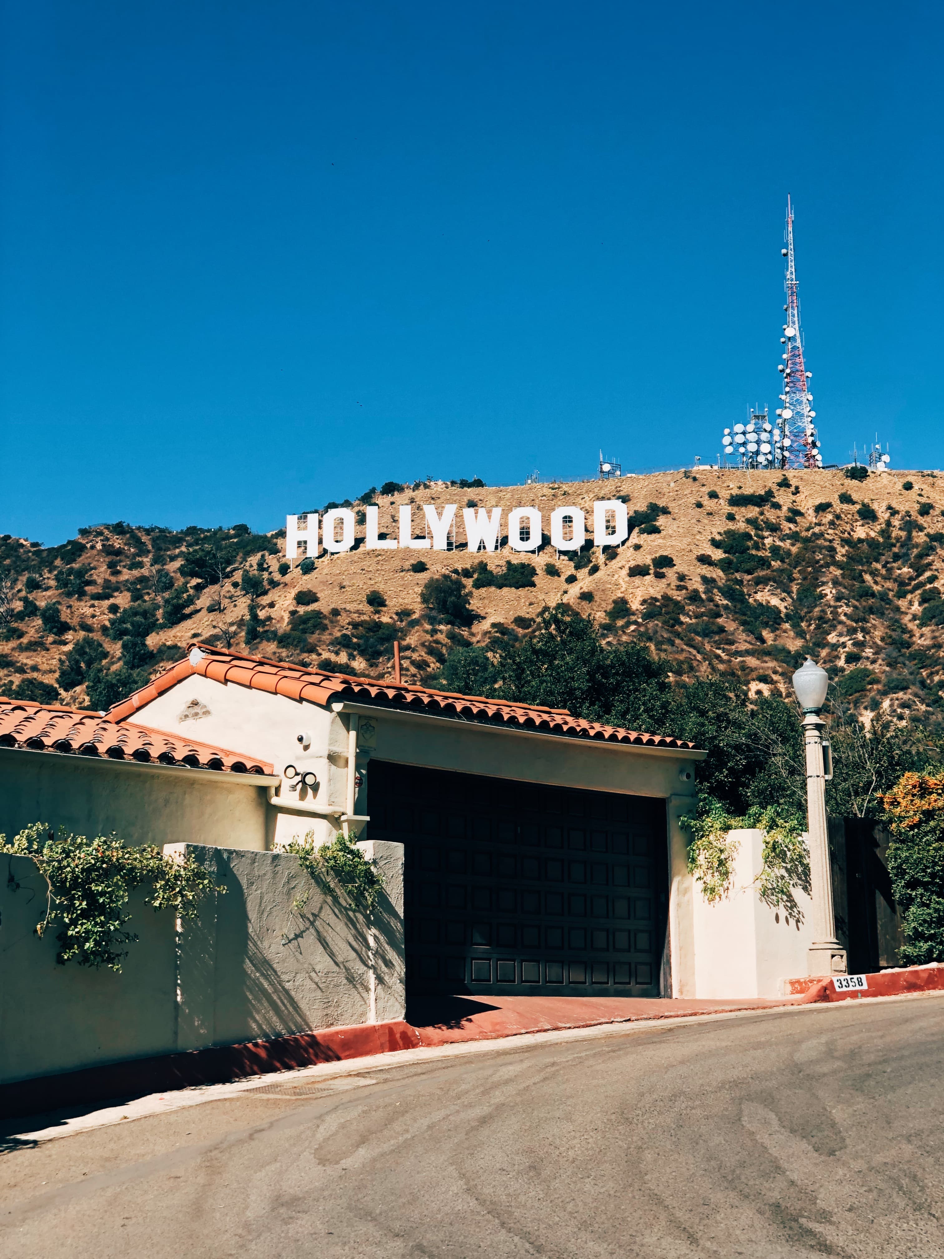 今天在Hollywood山脚遛弯,路过这栋带红瓦的家——居然能看见HOLLYWOOD标牌和信号塔同框封面图