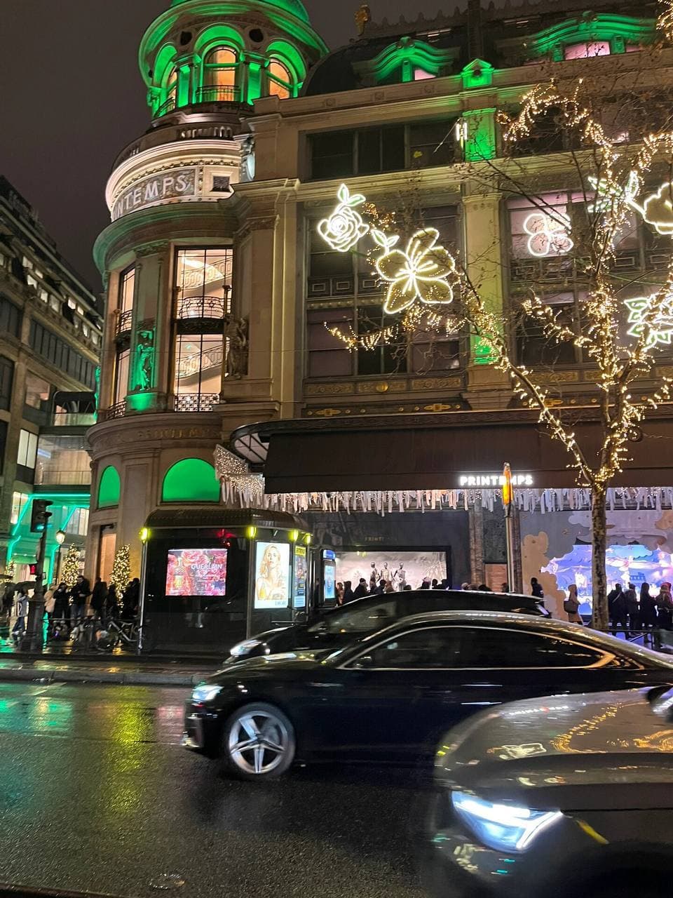 雨夜路过 Printemps,绿光打在老建筑上像童话里的魔法城堡✨封面图