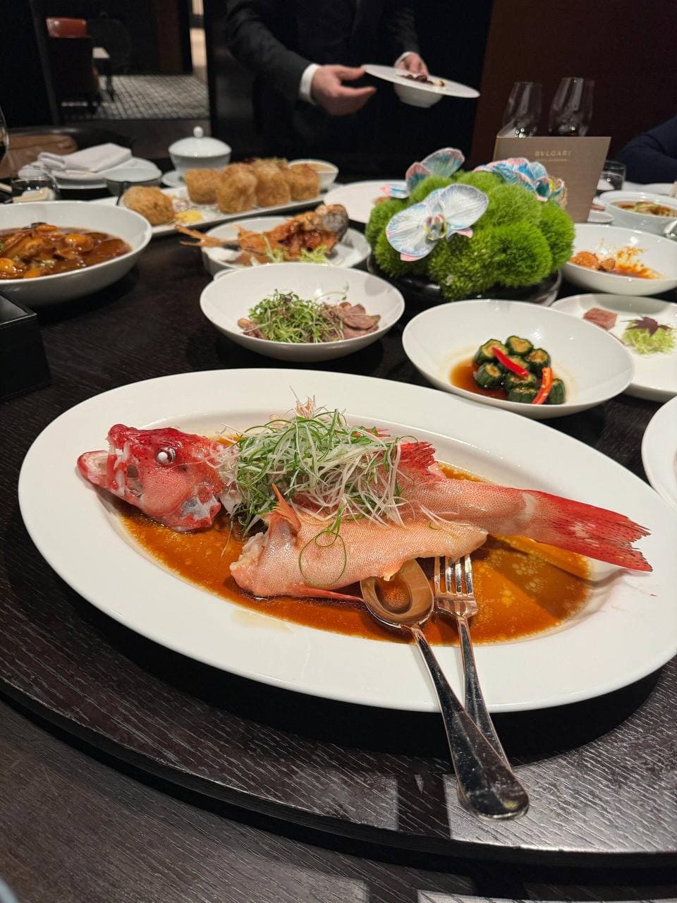 今天在The Ritz-Carlton吃了一条会发光的鱼,连服务员都悄悄说‘这鱼太红了’封面图