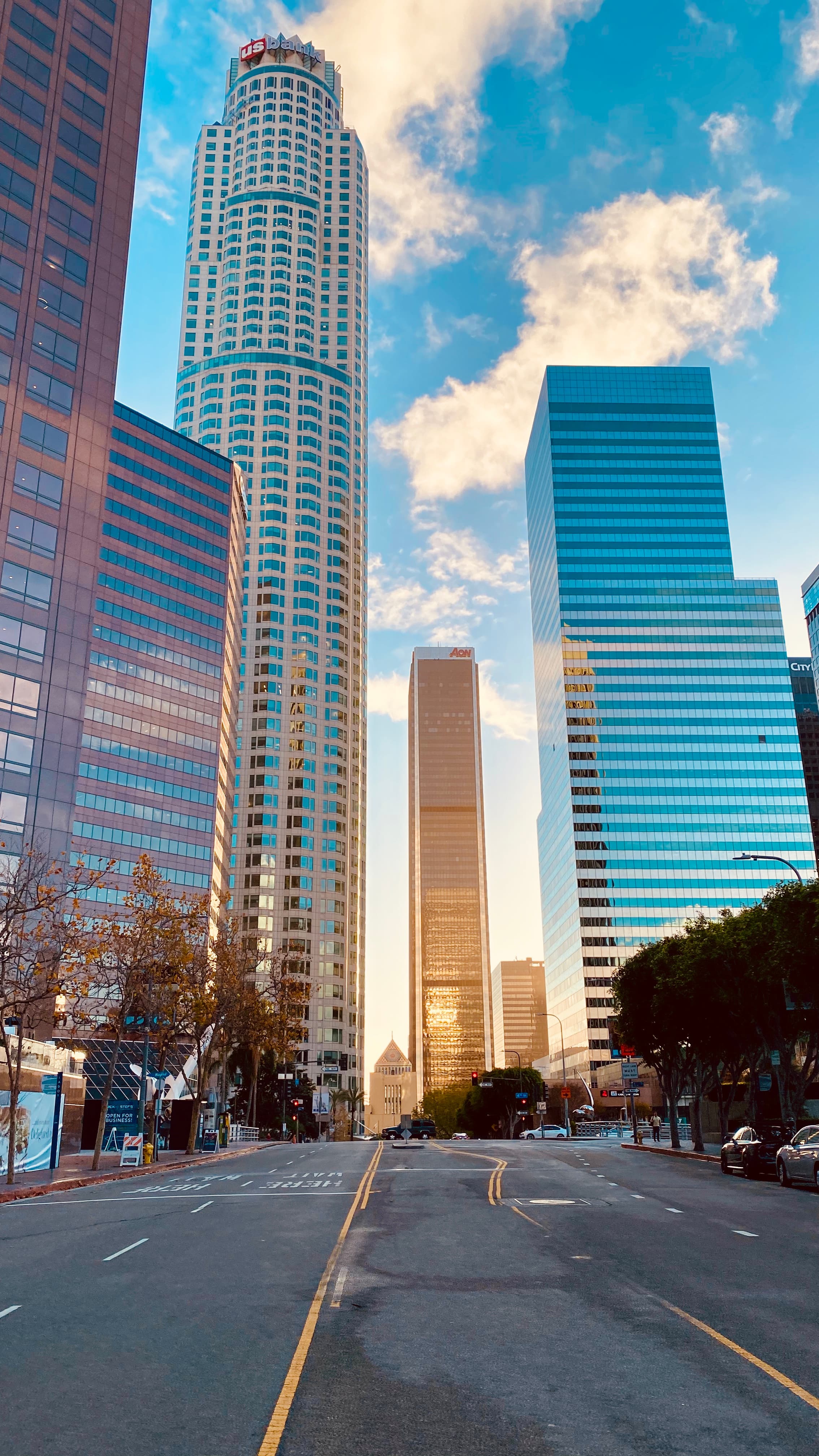 今天在LA downtown晃悠,阳光把US Bank Tower染成了蜜糖色 🌅封面图