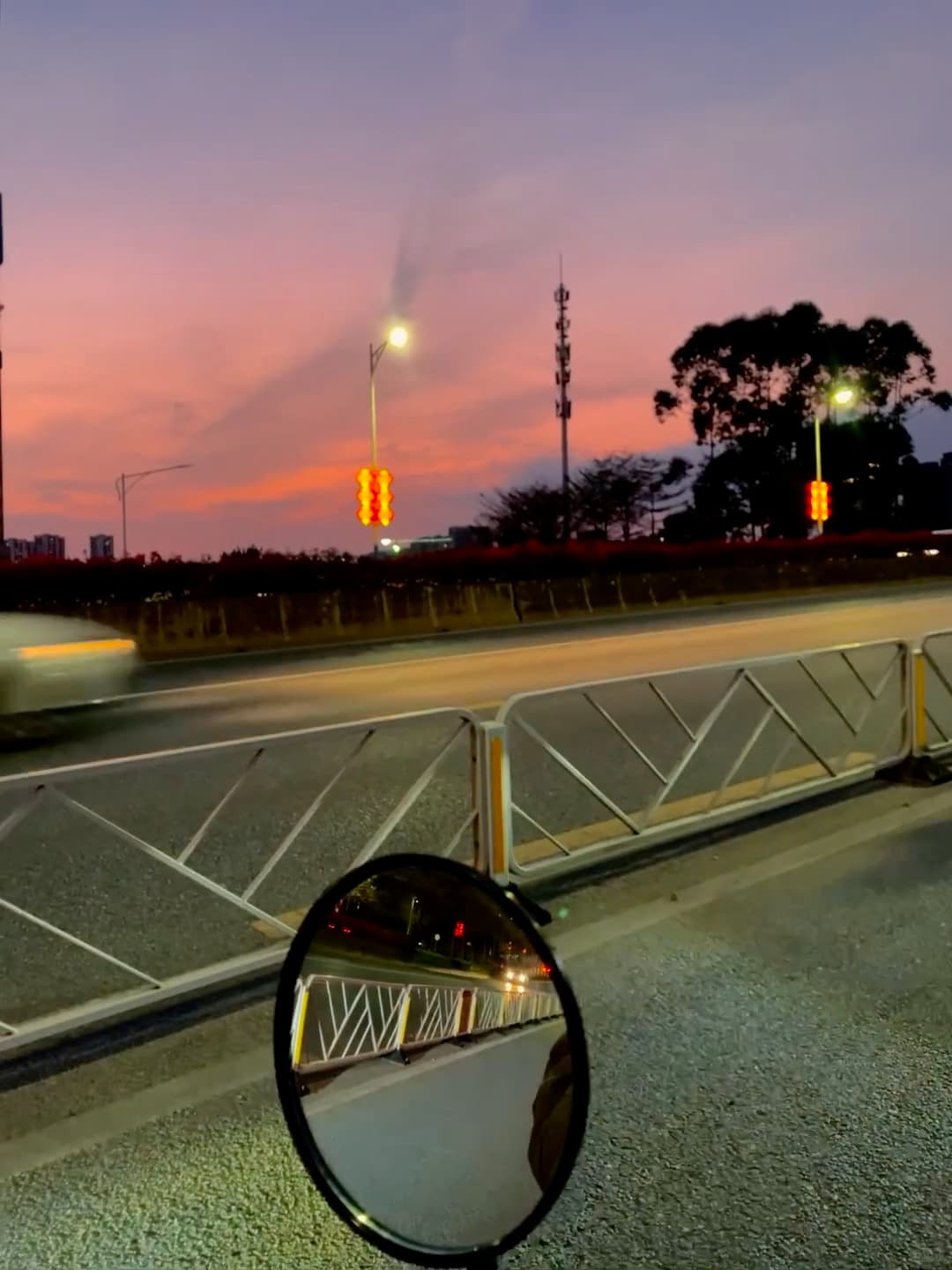 傍晚通勤路上的粉紫晚霞,车流像被拉长的光带封面图