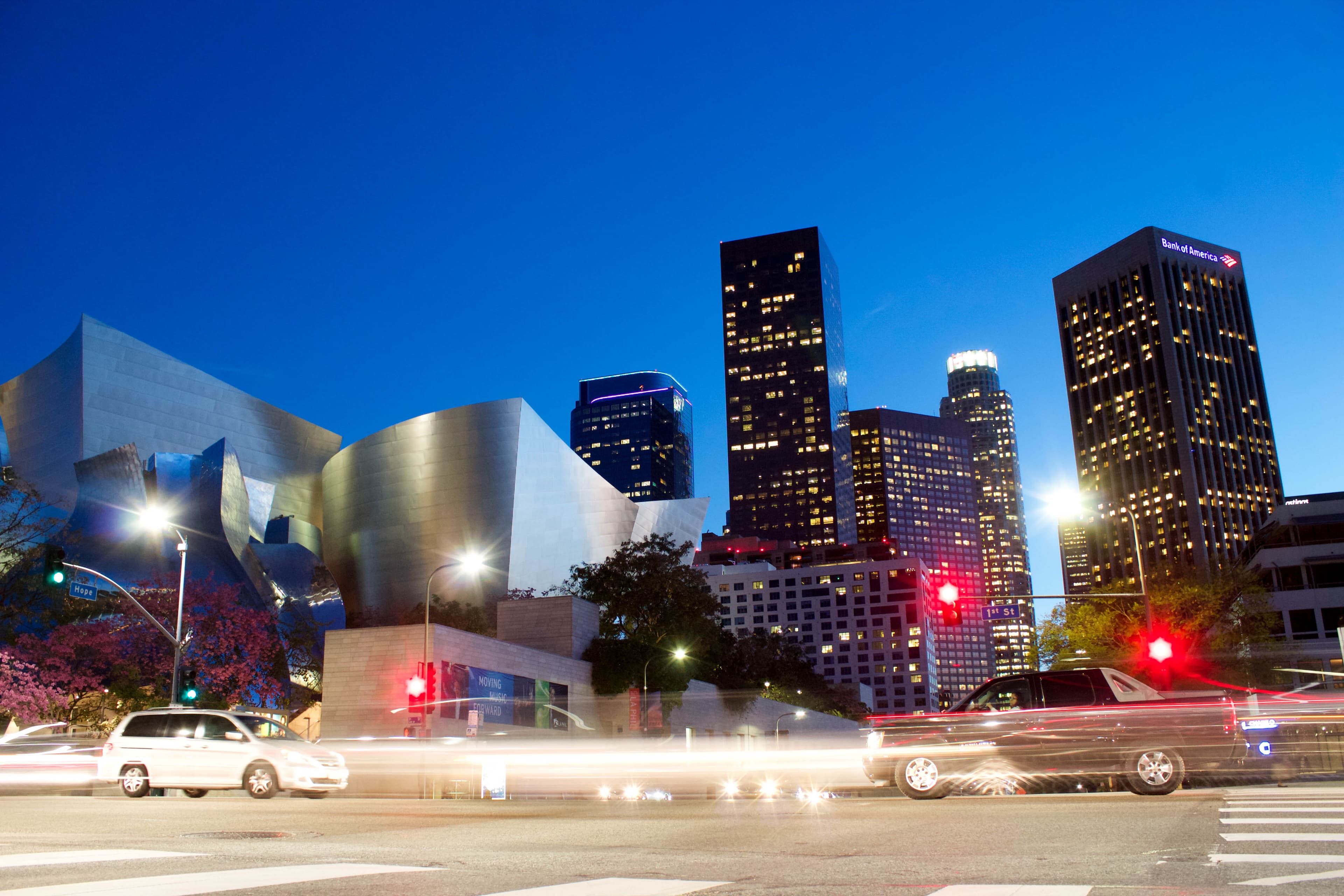 傍晚路过Downtown,The Broad和Gehry的金属建筑在蓝调时刻亮了灯封面图