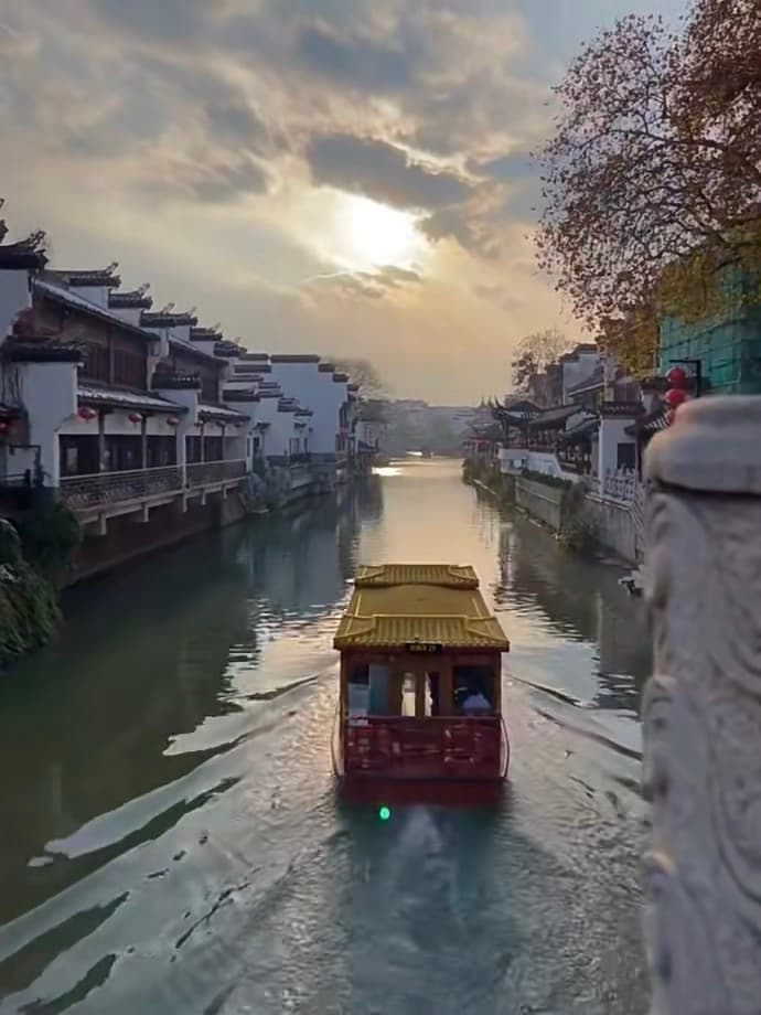 傍晚坐船穿巷子,像误入水墨动画片 🌅封面图
