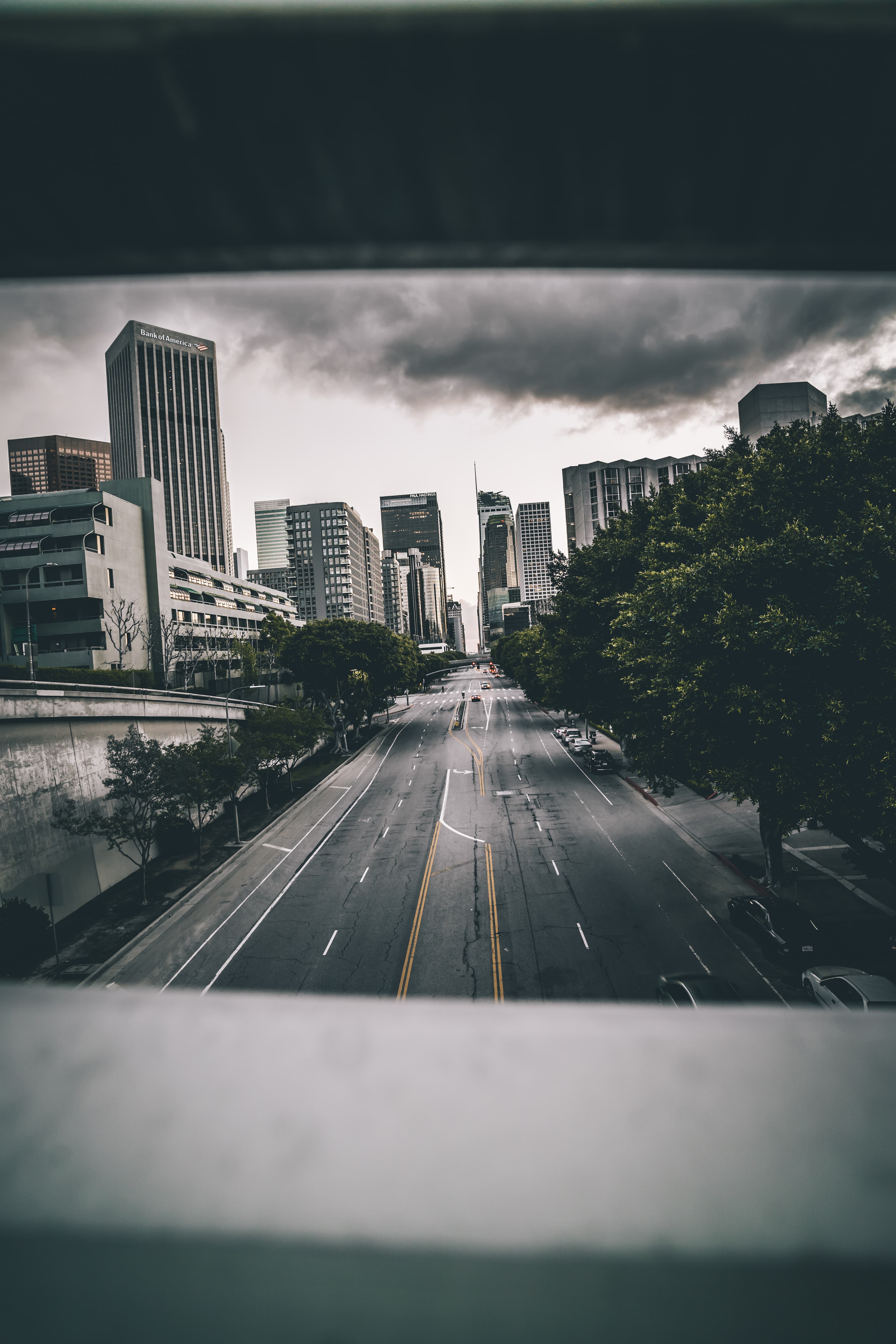 暴雨前的LA downtown,车少得像被按了暂停键封面图
