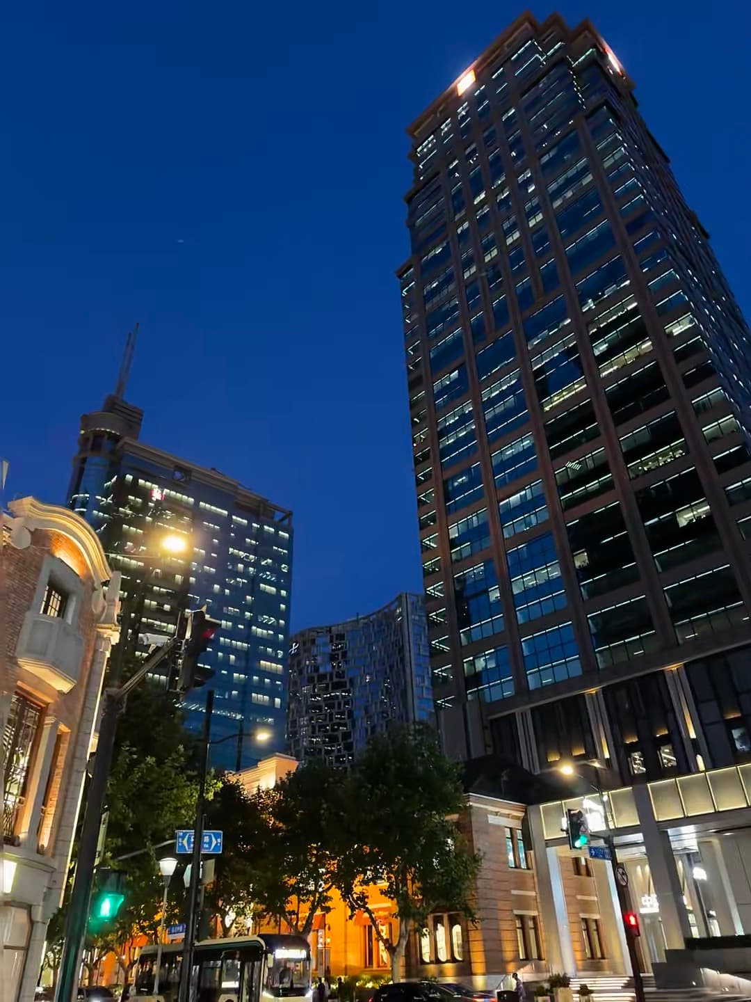黄昏街角的玻璃森林,路过这栋楼时总想多看两眼封面图