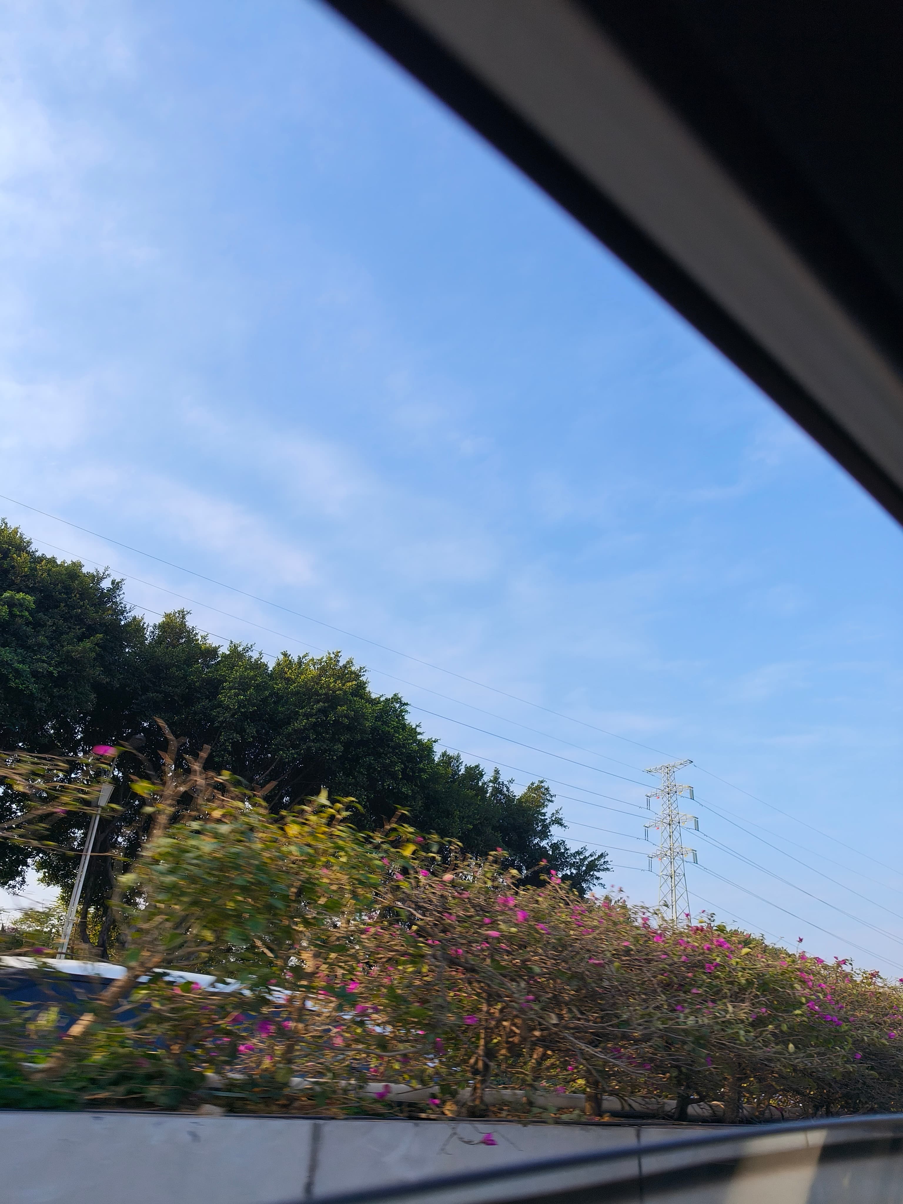 赶车路上靠着窗发呆,天蓝得有点过分封面图