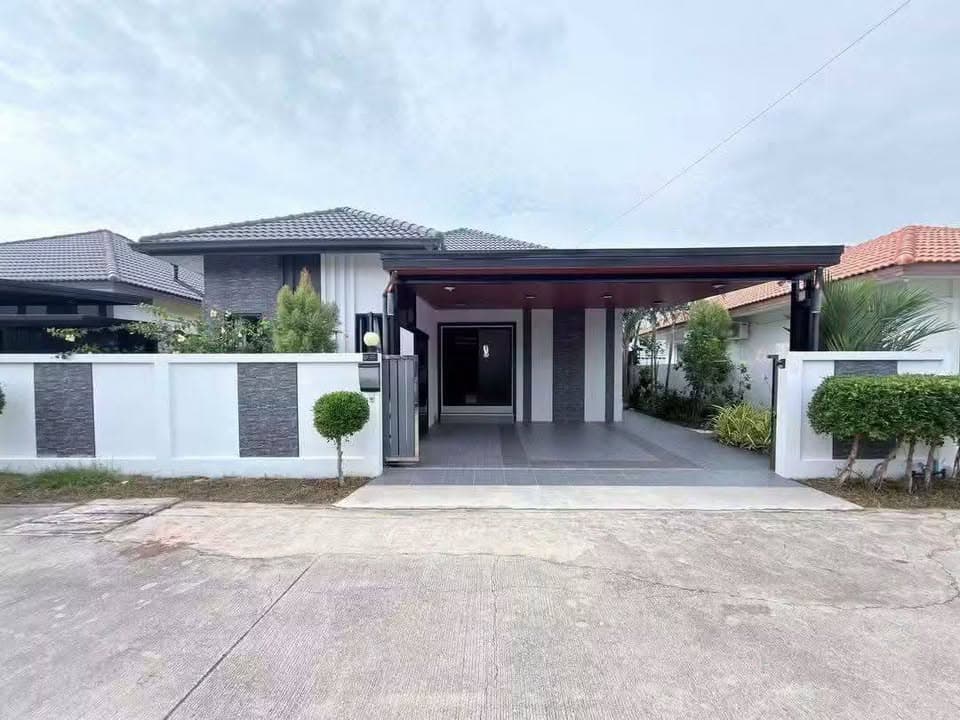 Looking for a detached house封面图