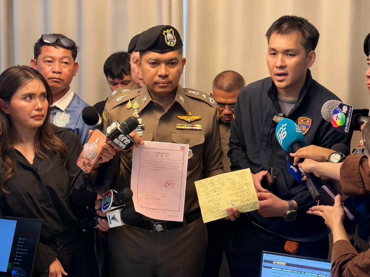 泰国警方突袭曼谷3处豪宅,逮捕14人涉华诈骗及网赌案,损失超1亿泰铢封面图