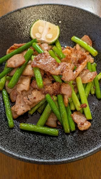 蒜苔炒猪肩肉:富含膳食纤维与维生素C,搭配南乳酱和青柚子更美味封面图