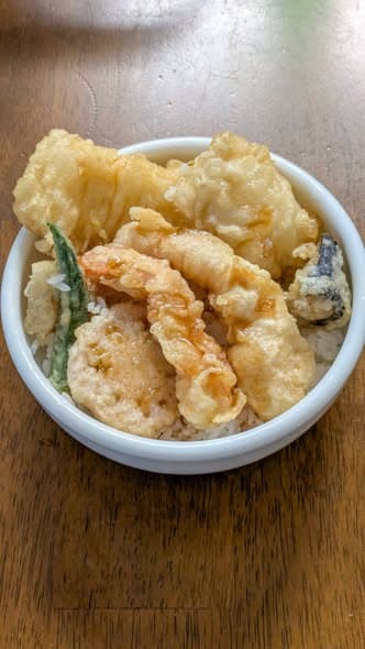 关西风味的芝麻油天丼:车海老、鱿鱼与牡蛎的酥脆搭配封面图