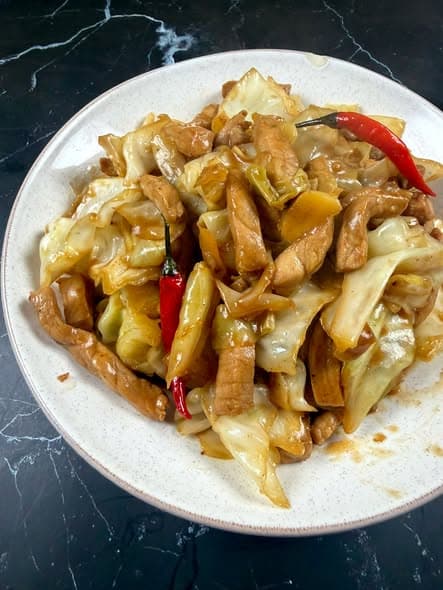 五香猪肉炒高丽菜:薄切猪肉搭配甜白菜与蒜香,简单快手家常菜封面图