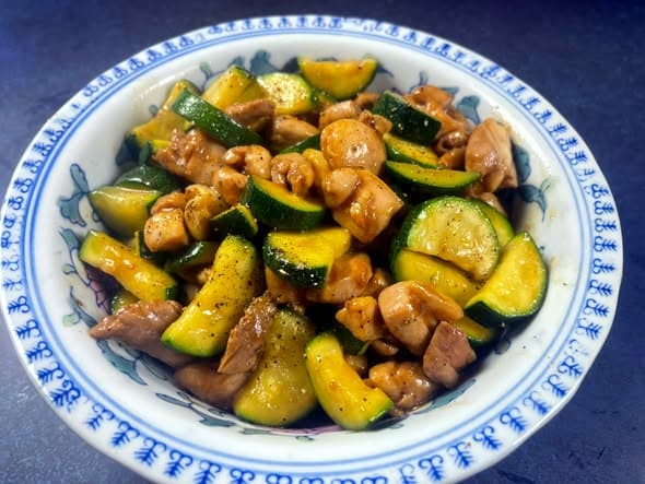 快手晚餐推荐:嫩滑鸡肉炒西葫芦,简单美味不繁琐封面图