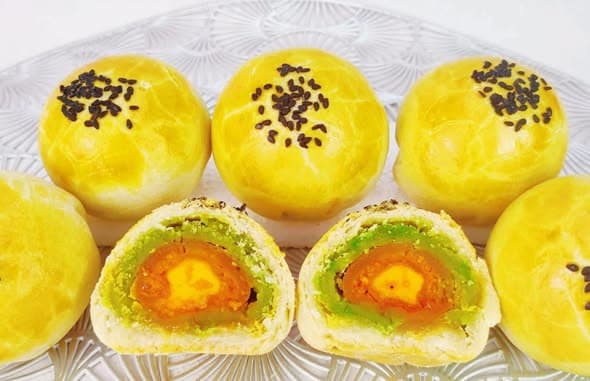 自制经典中式蛋黄酥:酥脆掉渣,咸甜交织的治愈美味封面图