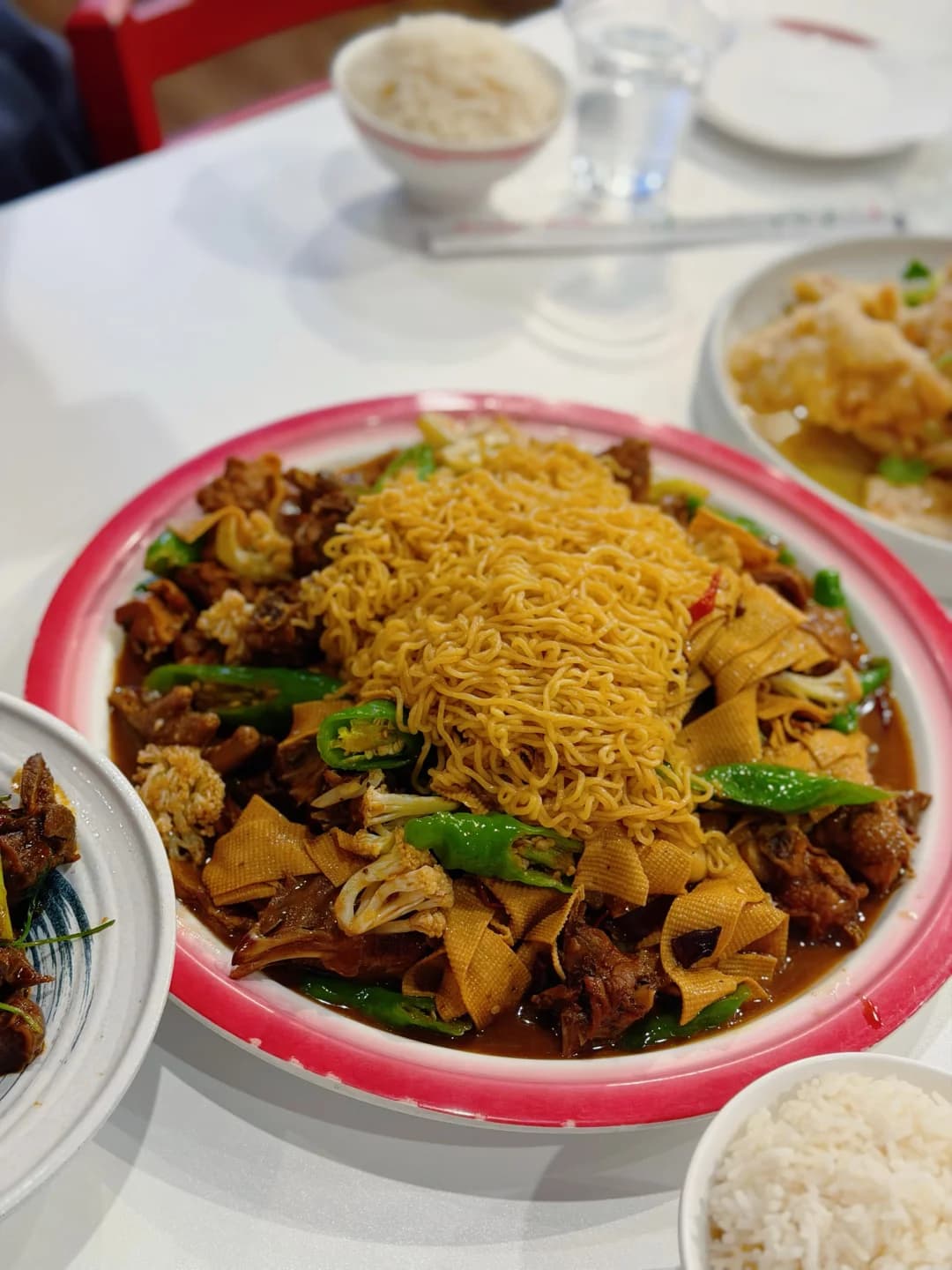 罗兰岗大院炒鸡:临沂风味鲜辣入味,加泡面是灵魂搭配封面图