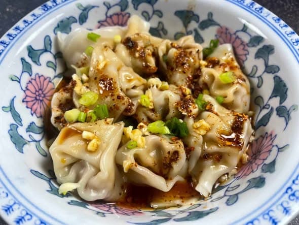 蒜香酸辣红油馄饨:每一口都裹满浓郁酱汁的绝妙搭配封面图