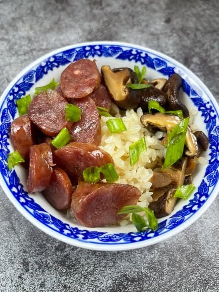 电饭煲一键搞定台式香肠焖饭,鲜甜香菇与米饭完美融合封面图