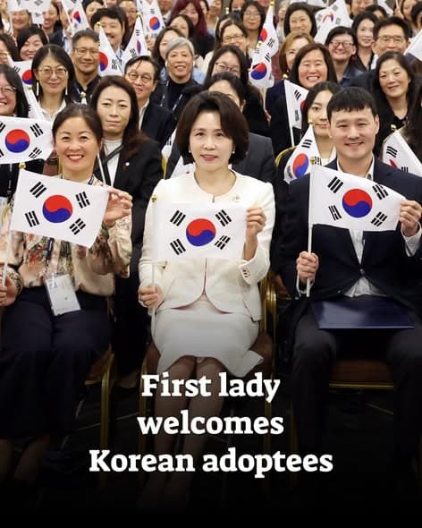 韩国第一夫人金惠景出席首尔国际韩裔收养者协会开幕式并参与升旗仪式封面图