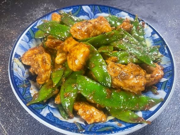 蒜香滑鸡炒荷兰豆:鲜嫩入味,快手家常晚餐首选封面图