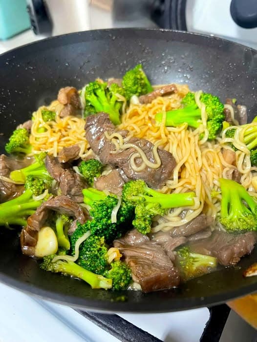 经典牛肉西兰花变身面条主食,酱香浓郁快手晚餐封面图